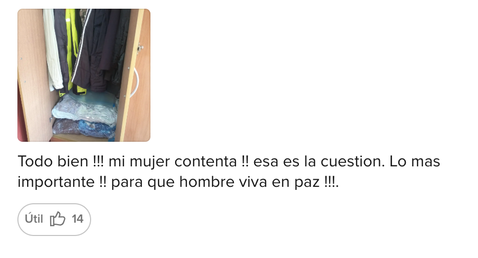 Clóset organizado con bolsas de compresión en la parte inferior